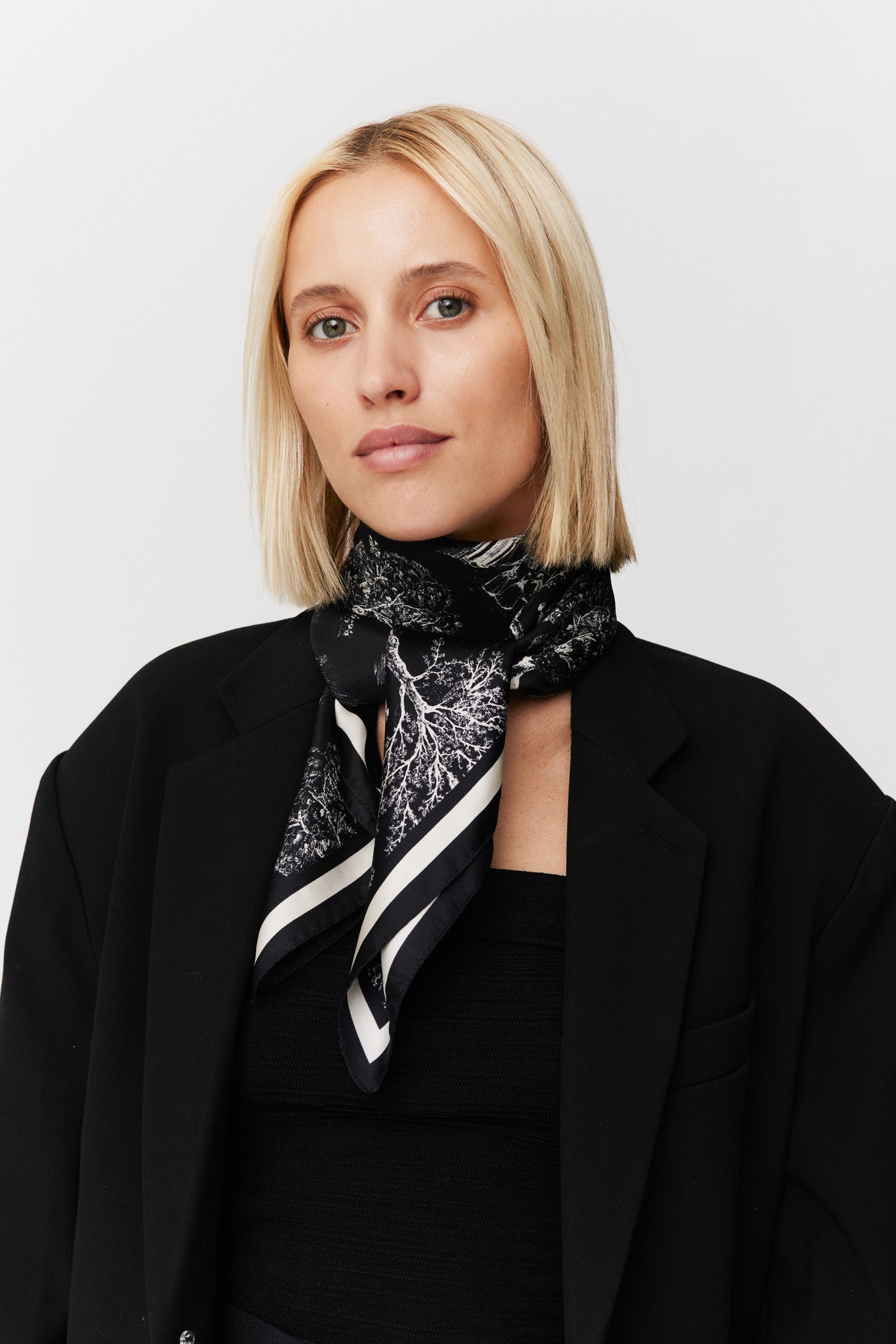 Seidentuch 90x90 Toile Valentine Black Prinz Berlin Lookbook