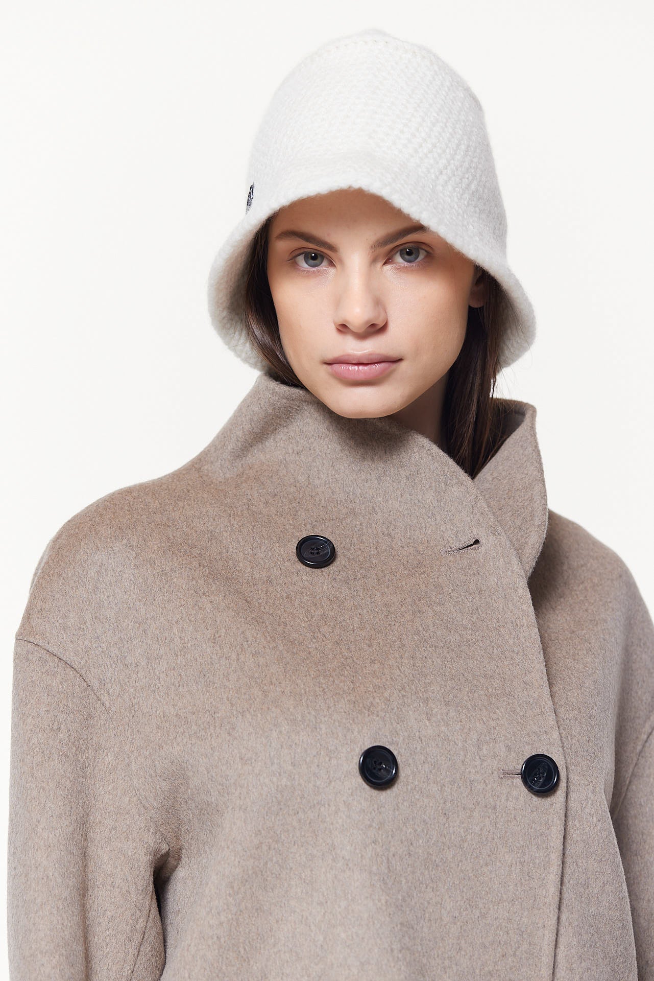 Weißer Bucket Hat Damen aus Kaschmir Prinz Berlin Lookbook