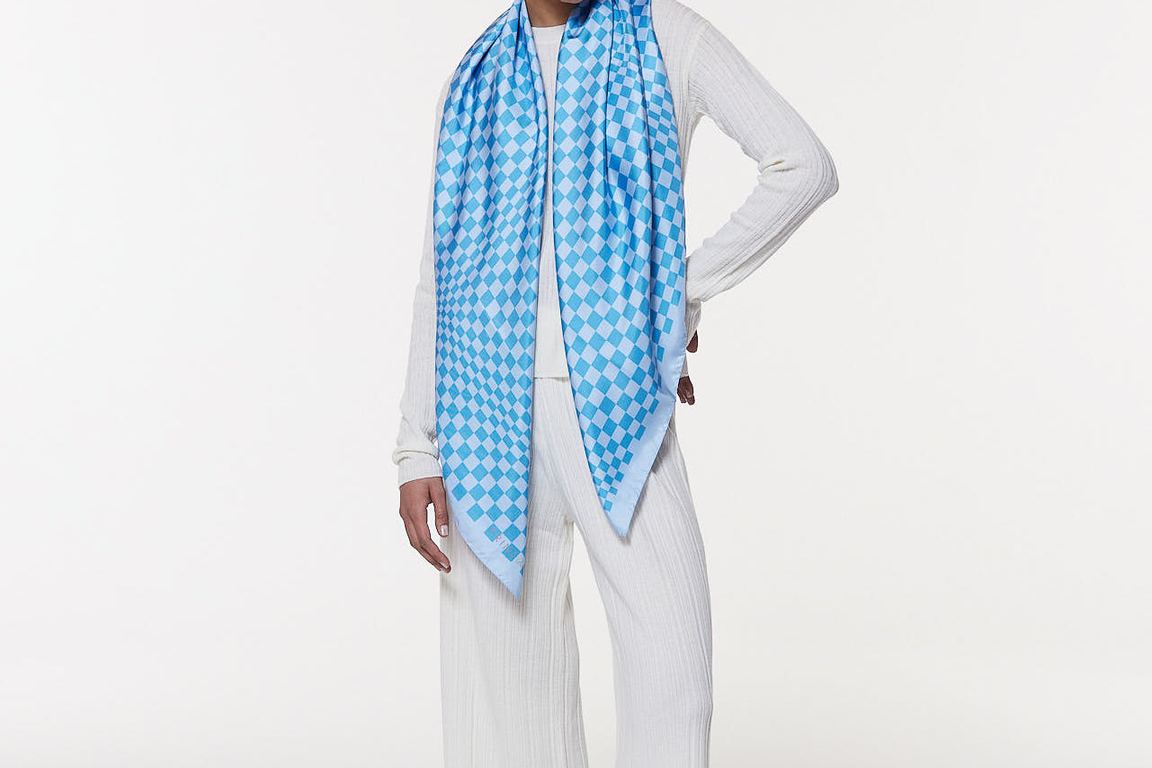 Seidentuch 123x123 Illusion Jeansblau Prinz Berlin Lookbook
