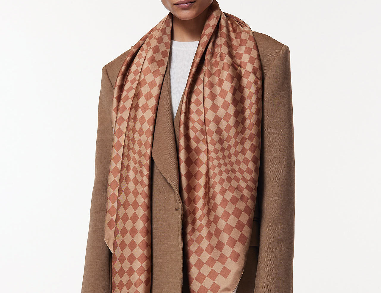 Seidentuch 123x123 Illusion Karamell Prinz Berlin Lookbook