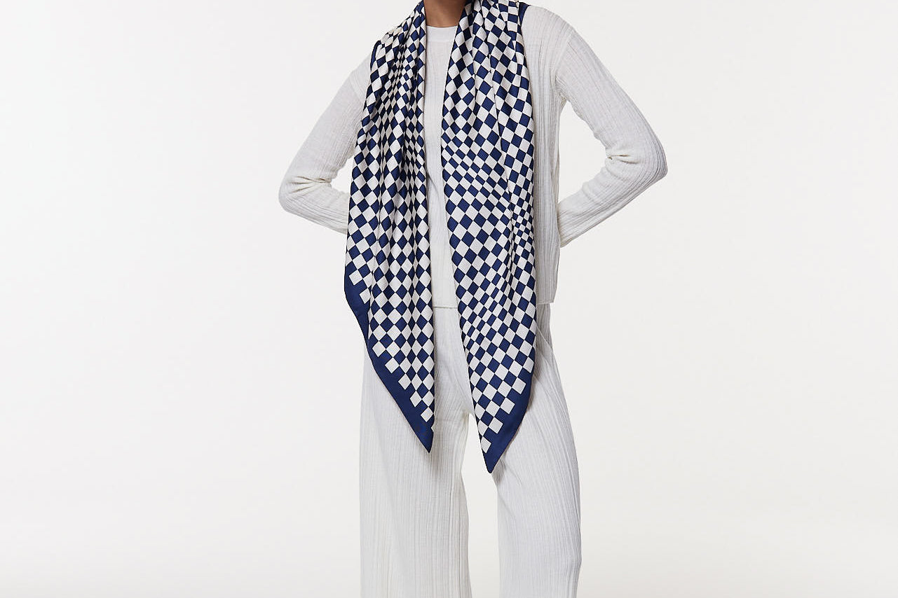 Seidentuch 123x123 Illusion Marine Prinz Berlin Lookbook