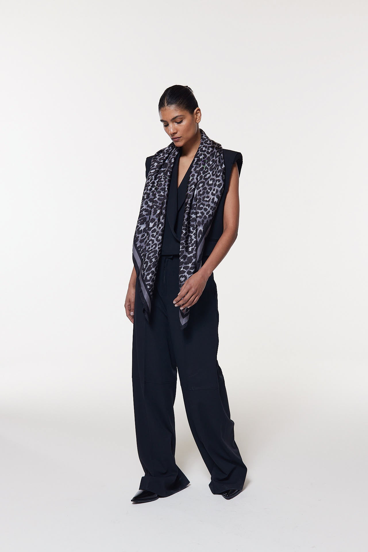Seidentuch 123x123 Leo Grau Prinz Berlin Lookbook