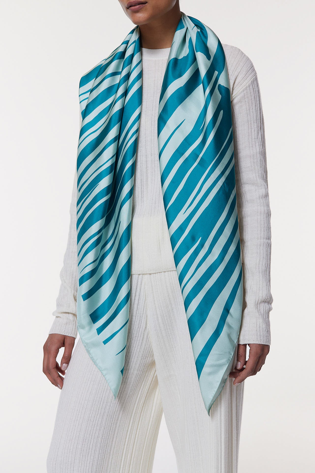 Seidentuch 123x123 Petrol Prinz Berlin Lookbook