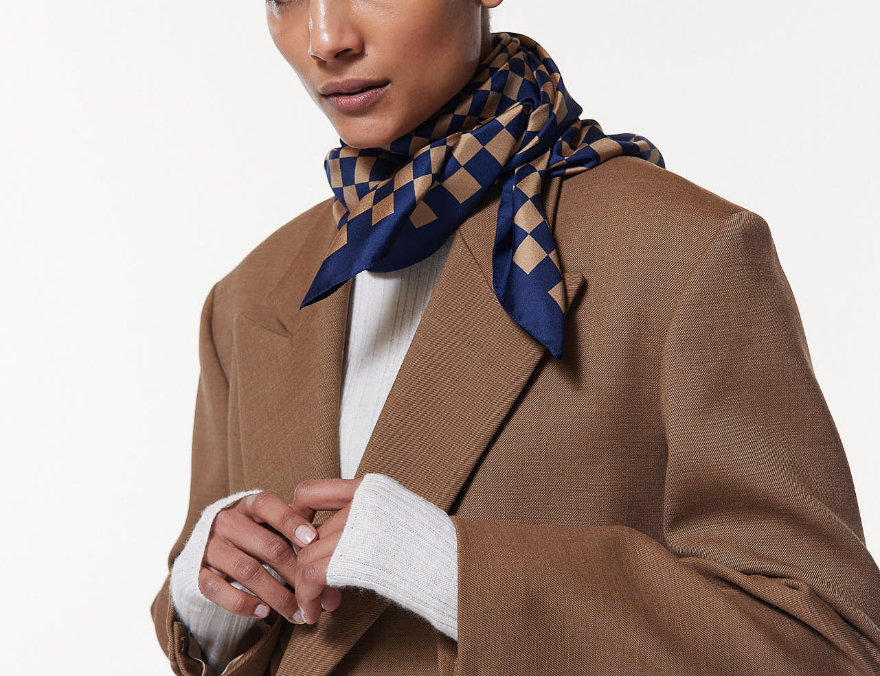 Seidentuch 90x90 Illusion Dunkelblau Prinz Berlin Lookbook