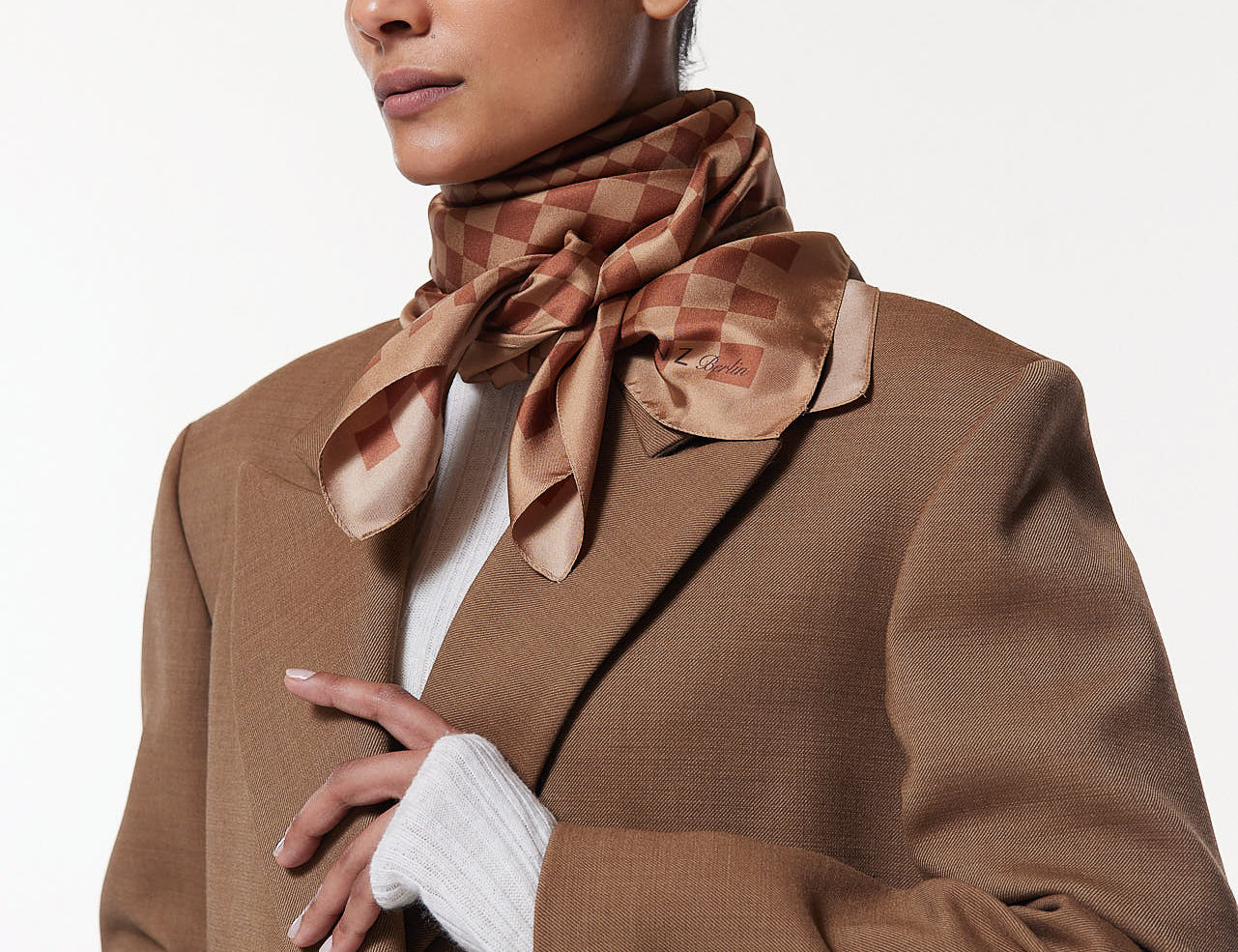 Seidentuch 90x90 Illusion Karamell Prinz Berlin Lookbook
