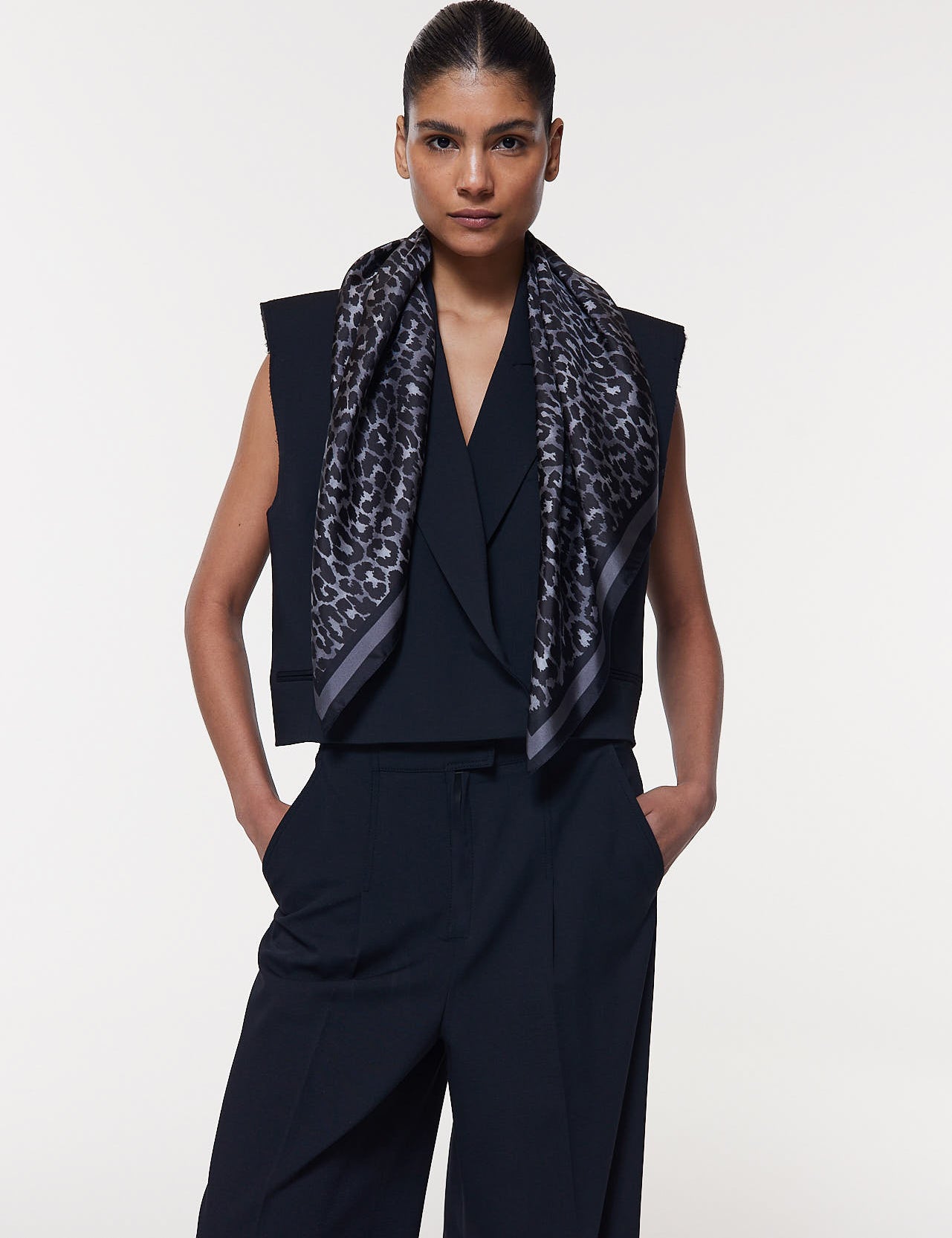 Seidentuch 90x90 Leo Grau Prinz Berlin Lookbook