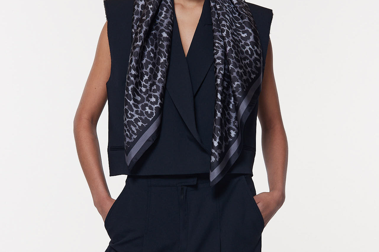 Seidentuch 90x90 Leo Grau Prinz Berlin Lookbook